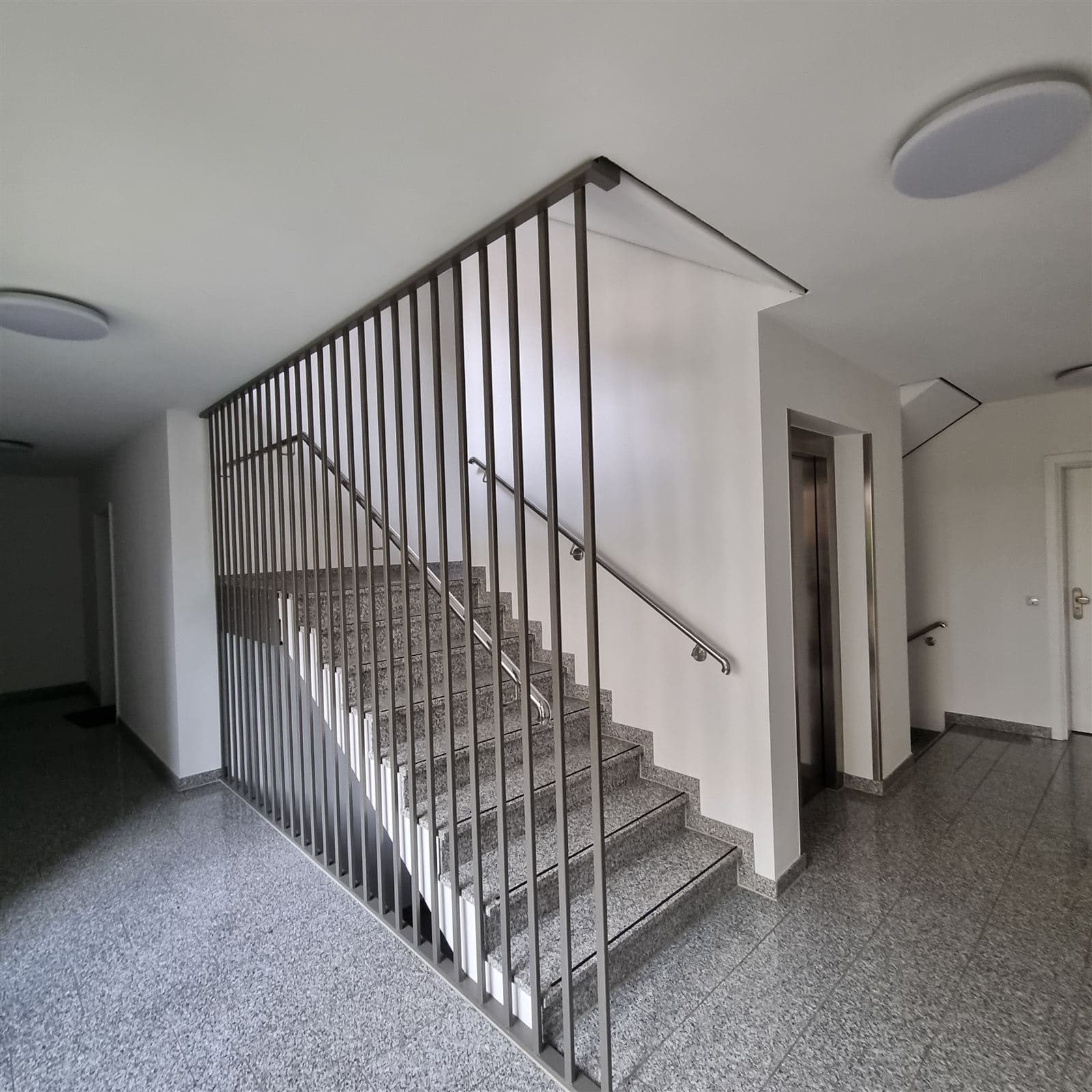 Treppenhaus mit Personenaufzug