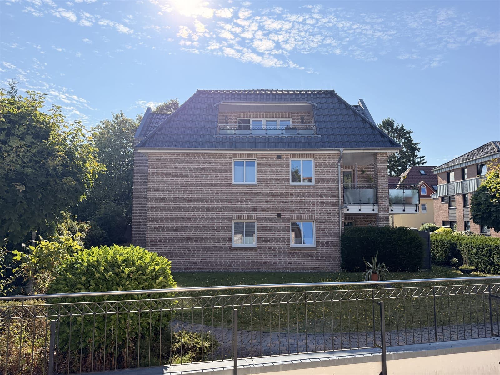 Rückansicht mit Balkonen